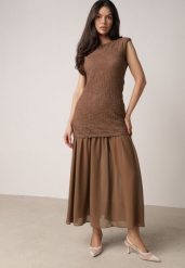 Brązowa Sukienka Ażurowa z Usztywnioną Linią Ramion i Przezroczystym Dołem Semiriel. Brązowe sukienki damskie Born2be, m, w ażurowe wzory, z zamszu, eleganckie, bez kołnierzyka, bez ramiączek, maxi. Za 119.99 zł.