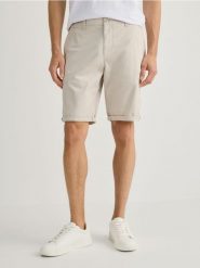 Szorty chino slim - beżowy. Brązowe szorty męskie Reserved, z bawełny, bez kołnierzyka. Za 109.99 zł.
