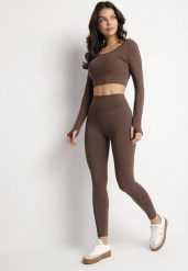 Brązowy Komplet Sportowy Legginsy i Bluzka z Odkrytymi Plecami Dasalla. Brązowe bluzki sportowe damskie Born2be, m, bez wzorów, bez ramiączek. Za 89.99 zł.
