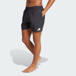Szorty do pływania o długości około 13 centymetrów. Białe szorty męskie Adidas, bez wzorów, sportowe. Za 139.00 zł.