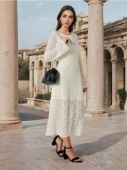 Sukienka maxi z koronkowej dzianiny i z rozszerzanym rękawem - kremowy. Białe sukienki damskie Sinsay, l, bez wzorów, z dzianiny, bez kołnierzyka, bez ramiączek, maxi. Za 69.99 zł.