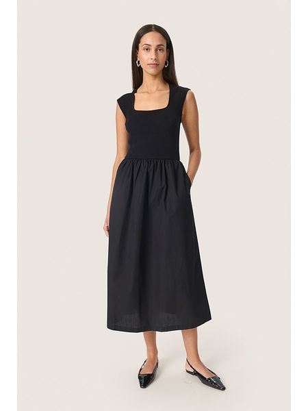 Soaked in Luxury Sukienka w kolorze czarnym rozmiar: M. Czarne sukienki damskie Soaked in Luxury, m, bez wzorów, bez kołnierzyka, bez ramiączek, midi, rozkloszowane. Za 208.99 zł.