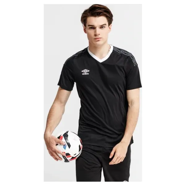 Umbro Koszulka Ss Legacy Jersey Ss , czarny, rozmiar M. Czarne t-shirty sportowe męskie Umbro, m, z jersey, bez ramiączek, na fitness i siłownię. W wyprzedaży za 59.99 zł.