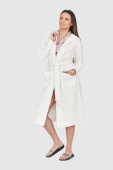 JUICY COUTURE Welurowy szlafrok w logo z kapturem. Białe szlafroki damskie Juicy Couture, s, bez wzorów, z weluru. W wyprzedaży za 399.99 zł.