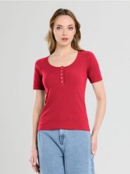 Prążkowana koszulka z guzikami - czerwony. Czerwone t-shirty damskie Sinsay, l, bez wzorów, prążkowane, bez kołnierzyka. Za 19.99 zł.