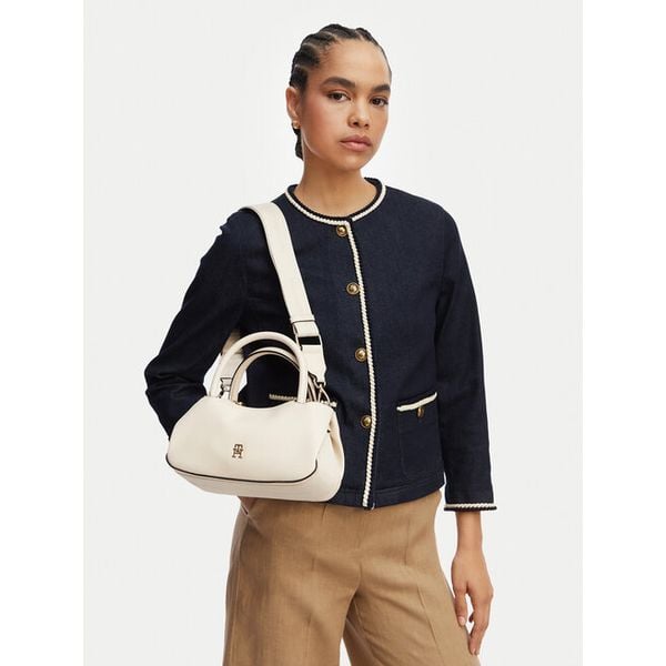 Torebka Tommy Hilfiger. Białe torebki klasyczne damskie Tommy Hilfiger, bez wzorów, bez dodatków. Za 489.99 zł.