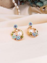 Pierres de Jade Pozłacane kolczyki-wkrętki z perłami i cyrkoniami rozmiar: onesize. Różowe kolczyki damskie Pierres de Jade, z cyrkonią, pozłacane. Za 56.99 zł.