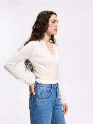 Sweter z dodatkiem acetatu - kremowy. Białe swetry klasyczne damskie Reserved, l, z acetatu, bez kołnierzyka. Za 139.99 zł.