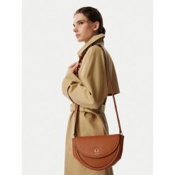 Torebka Guess. Brązowe listonoszki damskie Guess, z aplikacjami, bez dodatków. Za 584.99 zł.