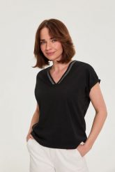 Bawełniany t-shirt z dekoltem w serek czarny. Czarne t-shirty damskie MOODO, bez wzorów, z bawełny, bez kołnierzyka. Za 59.99 zł.