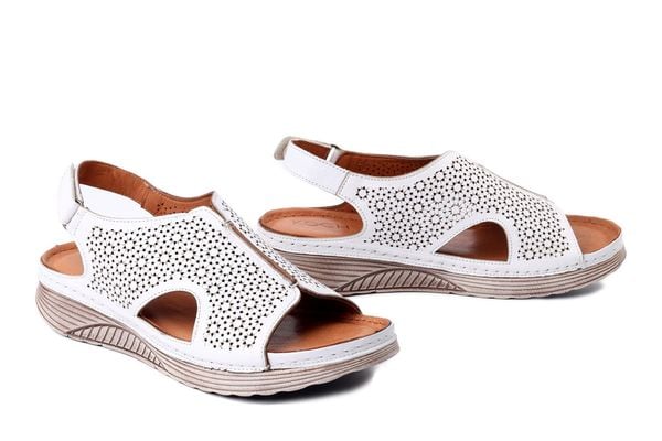 KOCH 0160 white, sandały damskie. Białe sandały damskie KOCH, bez wzorów, ze skóry, bez obcasa. Za 244.90 zł.
