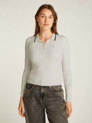 TOMMY JEANS Sweter w kolorze kremowym rozmiar: M. Brązowe swetry klasyczne damskie Tommy Jeans, m, z jeansu, bez kołnierzyka. Za 378.63 zł.