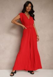 Czerwony Kopertowy Kombinezon Wide Leg Zdobiony Plisami i Paskiem z Klamrą Salirella. Czerwone kombinezony damskie Renee, l, z aplikacjami, eleganckie, bez kołnierzyka, bez ramiączek. Za 74.99 zł.