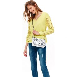 BLUZA NIEROZPINANA DAMSKA GŁADKA, Z KORONKĄ. Żółte bluzy bez kaptura damskie TOP SECRET, z dzianiny. W wyprzedaży za 39.99 zł.