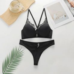 Biustonosz push-up koronkowy z regulowanymi ramiączkami Floriana. Czarne biustonosze Intica, z aplikacjami, z koronki. W wyprzedaży za 119.00 zł.