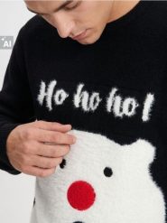 Sweter świąteczny z motywem niedźwiedzia polarnego - czarny. Czarne swetry męskie Sinsay, l, bez wzorów, bez kołnierzyka. Za 59.99 zł.
