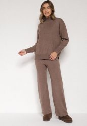 Ciemnobeżowy Klasyczny Dzianinowy Komplet z Wiskozą Szerokie Spodnie i Sweter Półgolf Reillena. Brązowe swetry klasyczne damskie Born2be, z dzianiny, bez kołnierzyka. Za 129.99 zł.