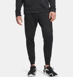 Under Armour UA ARMOUR FLEECE JOGGERS Spodnie męskie. Czarne spodnie materiałowe męskie Under Armour, bez wzorów, z materiału, sportowe. W wyprzedaży za 188.99 zł.