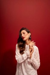 Biała koszula z ażurowymi rękawami. Białe koszule damskie MOODO, m, w ażurowe wzory, z poliesteru, bez kołnierzyka, bez ramiączek. W wyprzedaży za 51.99 zł.