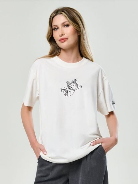 Bawełniana koszulka z nadrukiem The Moomins - kremowy. Białe t-shirty damskie Sinsay, l, bez wzorów, z bawełny, bez kołnierzyka. Za 39.99 zł.