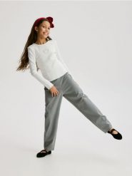 Prążkowana koszulka z aplikacją - złamana biel. Koszulki dziewczęce Reserved, z aplikacjami, z bawełny, bez ramiączek. Za 45.99 zł.