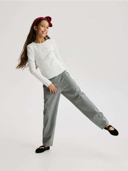 Prążkowana koszulka z aplikacją - złamana biel. Koszulki dziewczęce Reserved, z aplikacjami, z bawełny, bez ramiączek. Za 45.99 zł.