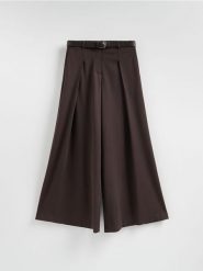 Spodnie z szerokimi nogawkami - ciemnobrązowy. Brązowe spodnie materiałowe damskie Reserved, bez wzorów, z tkaniny. Za 179.99 zł.