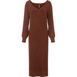 Sukienka dzianinowa midi. Brązowe sukienki damskie bonprix, bez wzorów, z dzianiny, bez kołnierzyka, bez ramiączek, midi. Za 139.99 zł.