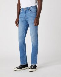 MĘSKIE SPODNIE JEANSOWE WRANGLER TEXAS SLIM LIGHT STRIKE W12SQ148S 112126516. Spodnie materiałowe męskie Wrangler, bez wzorów, z jeansu. Za 239.99 zł.