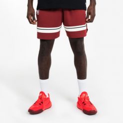 Spodenki do koszykówki unisex Tarmak NBA SH 900. Czerwone szorty damskie TARMAK, bez wzorów, z materiału, sportowe. Za 149.99 zł.