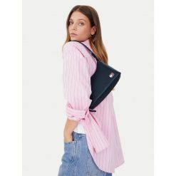 Torebka Tommy Jeans. Niebieskie torebki klasyczne damskie Tommy Jeans, bez wzorów, z jeansu, bez dodatków. Za 236.99 zł.