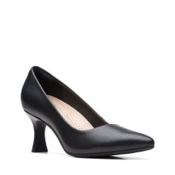 Półbuty Clarks. Czarne półbuty damskie Clarks, bez wzorów, bez obcasa, na obcasie. Za 219.99 zł.