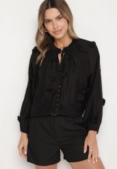 Czarna Koszula z Wiskozy Zdobiona Kwiatowymi Aplikacjami i Wiązaniem Sadevire. Czarne koszule damskie Born2be, m, z aplikacjami, z jeansu, eleganckie, bez kołnierzyka, bez ramiączek. Za 49.99 zł.