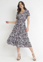 Czarna Bawełniana Sukienka w Kwiatki z Gumką w Talii i Guzikami Ronalika. Czarne sukienki damskie Born2be, na co dzień, l, z aplikacjami, z bawełny, eleganckie, bez kołnierzyka, bez ramiączek, midi, rozkloszowane. W wyprzedaży za 47.99 zł.