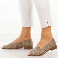 Beżowe ażurowe półbuty damskie Jezzi 25113-9. Białe półbuty damskie Jezzi, w ażurowe wzory, ze skóry, casualowe, z otwartym noskiem, bez obcasa, na płaskiej podeszwie. Za 219.00 zł.