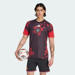 Koszulka przedmeczowa Manchester United 26/27. Czarne t-shirty sportowe męskie Adidas, l, z materiału, bez ramiączek, na fitness i siłownię, climacool (adidas). Za 299.00 zł.