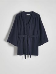 Muślinowa sukienka kimono - granatowy. Niebieskie sukienki damskie Reserved, l, bez wzorów, z bawełny, bez kołnierzyka, bez ramiączek, mini. Za 119.99 zł.