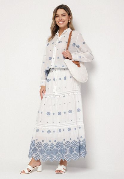 Biała Bawełniana Spódnica o Rozkloszowanym Kroju Zdobiona Haftem Silomira. Białe spódniczki damskie Born2be, m, z aplikacjami, z bawełny, eleganckie, maxi, proste. Za 139.99 zł.