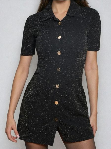 Sukienka mini z kołnierzykiem i brokatem - czarny. Czarne sukienki damskie Sinsay, l, bez wzorów, bez kołnierzyka, bez ramiączek, mini. Za 49.99 zł.