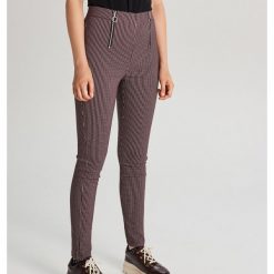 Spodnie high waist z zamkami - Bordowy. Czerwone legginsy damskie Cropp, bez wzorów, z podwyższonym stanem. Za 89.99 zł.