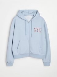 Rozpinana bluza hoodie z kieszeniami i napisem NYC - błękitny. Niebieskie bluzy bez kaptura damskie Sinsay, l, bez wzorów, bez ramiączek, bez kaptura. Za 49.99 zł.