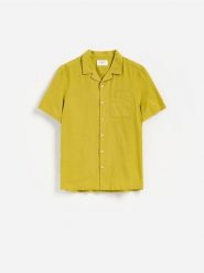 Koszula regular z lnem - warm olive. Zielone koszule męskie Reserved, l, bez wzorów, z tkaniny, bez kołnierzyka, bez ramiączek. Za 129.99 zł.