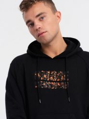 Bluza kangurka męska z kapturem i nadrukiem - czarna V2 OM-SSPS-0155 - XXL. Czarne bluzy z kapturem męskie Ombre Clothing, l, z bawełny. W wyprzedaży za 59.99 zł.