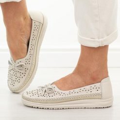 Beżowe ażurowe skórzane półbuty damskie Vinceza 95390. Brązowe półbuty damskie VINCEZA, w ażurowe wzory, z jeansu, eleganckie, z okrągłym noskiem, bez obcasa, na płaskiej podeszwie. Za 199.00 zł.