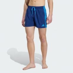 SZORTY DO PŁYWANIA Z 3 PASKAMI O NOGAWKACH DŁUGOŚCI 12,5 CM. Niebieskie szorty sportowe męskie Adidas, l, z materiału, do pływania. Za 149.00 zł.