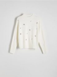 Sweter z dżetami - złamana biel. Swetry klasyczne damskie Reserved, l, z dzianiny, bez kołnierzyka. W wyprzedaży za 109.99 zł.