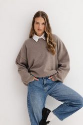 WEŁNIANY SWETER BOBBY TAUPE One size - Flawless. Swetry klasyczne damskie Flawless, na zimę, s, z dzianiny, bez kołnierzyka. Za 657.00 zł.