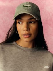 4F Czapka z daszkiem strapback damska - zielona S/M (58cm). Zielone czapki z daszkiem damskie 4f, bez wzorów, z materiału. Za 69.99 zł.