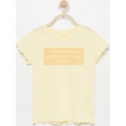 T-shirt z napisem - Żółty. Żółte koszulki dziewczęce Reserved, bez wzorów, bez ramiączek. W wyprzedaży za 9.99 zł.