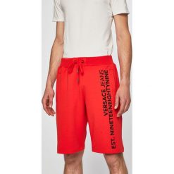 Versace Jeans - Szorty sportowe. Czerwone szorty męskie Versace Jeans, bez wzorów, z bawełny, casualowe. W wyprzedaży za 319.90 zł.